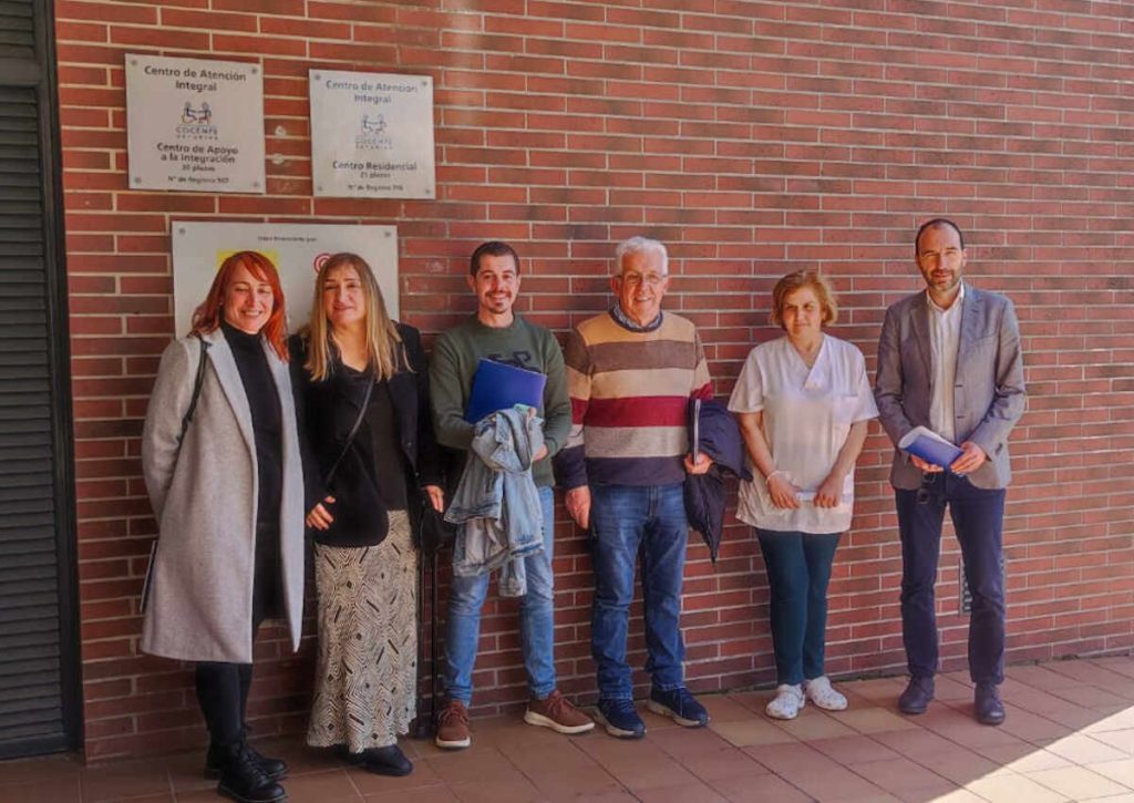 Miembros de IU con la presidenta de COCEMFE Asturias y la directora del CAI