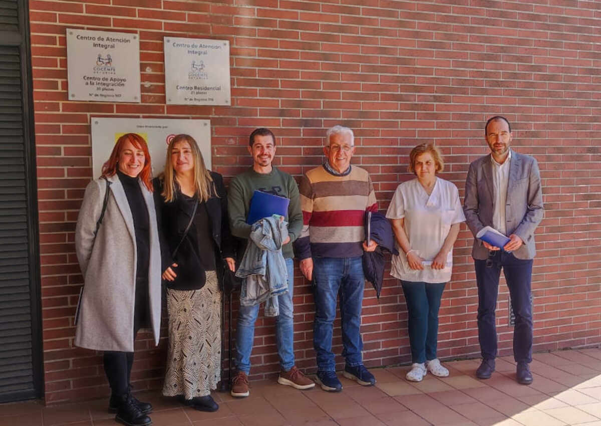 Miembros de IU con la presidenta de COCEMFE Asturias y la directora del CAI