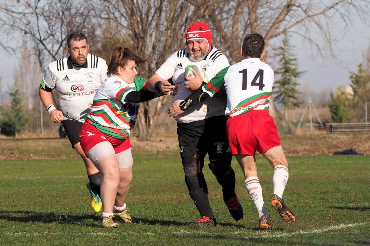 Chicos y chicas practicando rugby