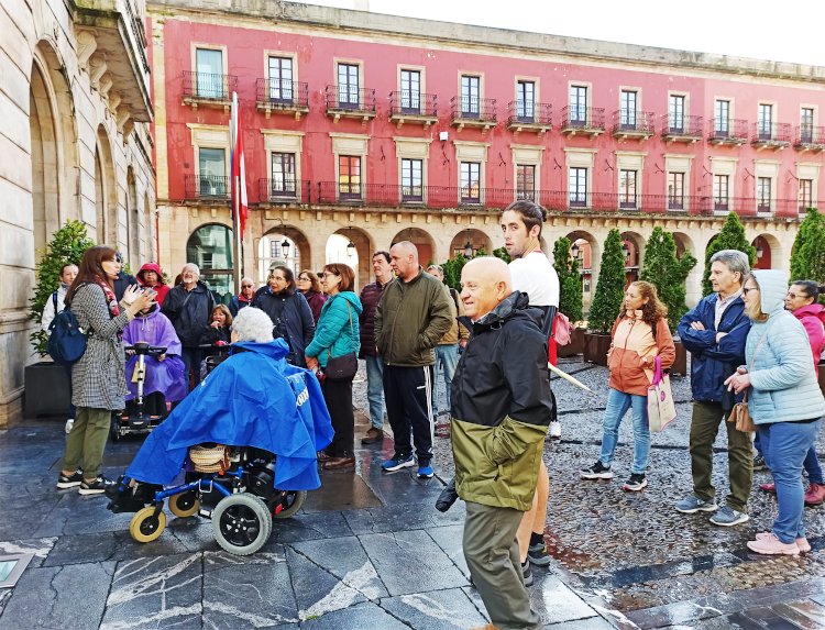 Los asistententes del turno con una guía local