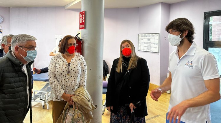 Los asistententes charlan con el responsable de rehabilitación