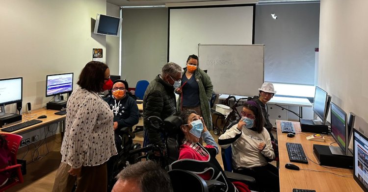 Los representantes socialistas conversan con residentes del centro