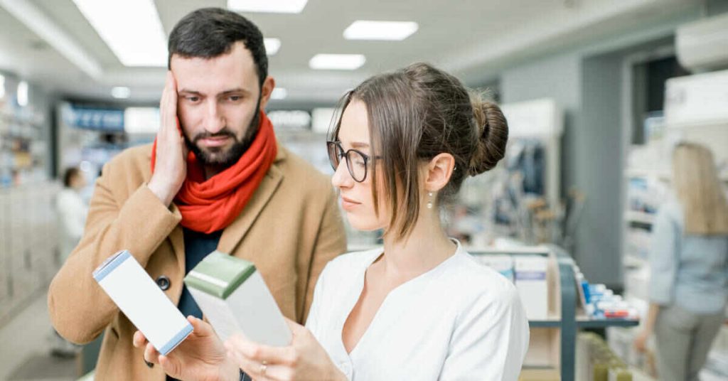 Hombre charla con farmaceútica