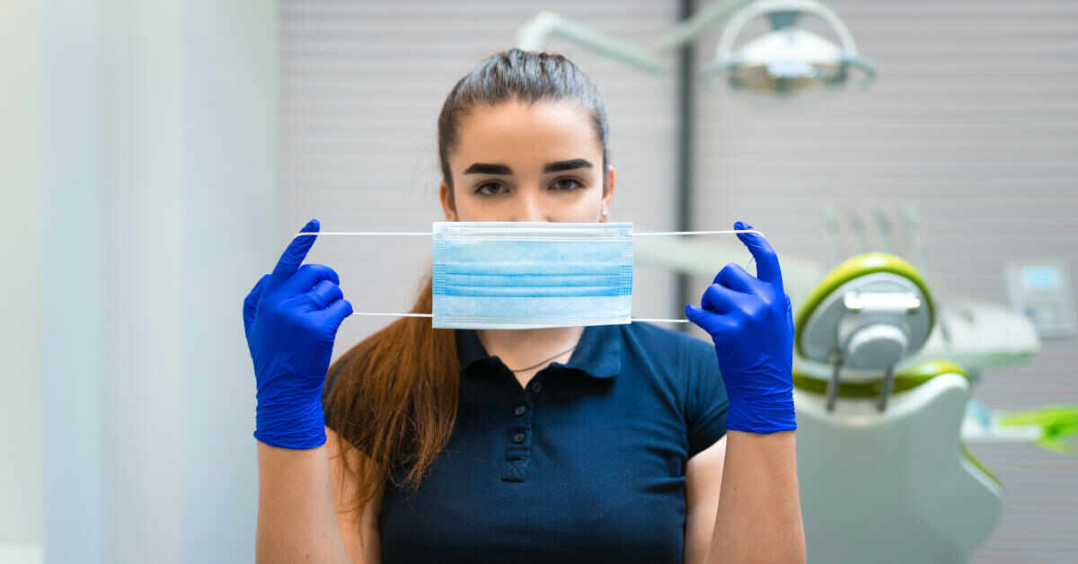 mujer con mascarilla