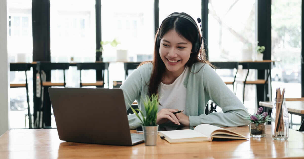 Estudiante con un portatil