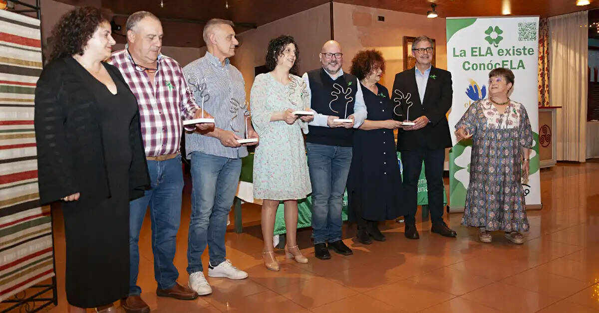 Foto con todos los premiados y la directiva de ELA