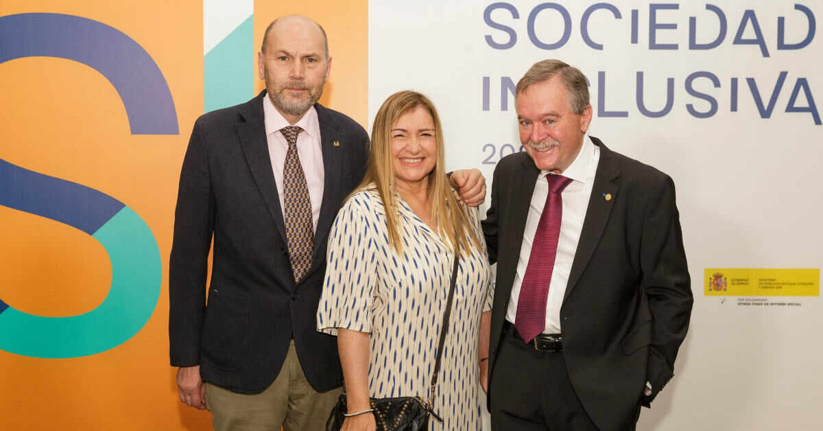 Miembros de la comisión ejecutiva de COCEMFE Asturias en el fotocall