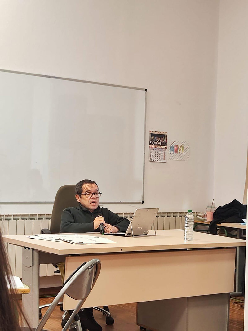 director de derechos de las personas con discapacidad hablando