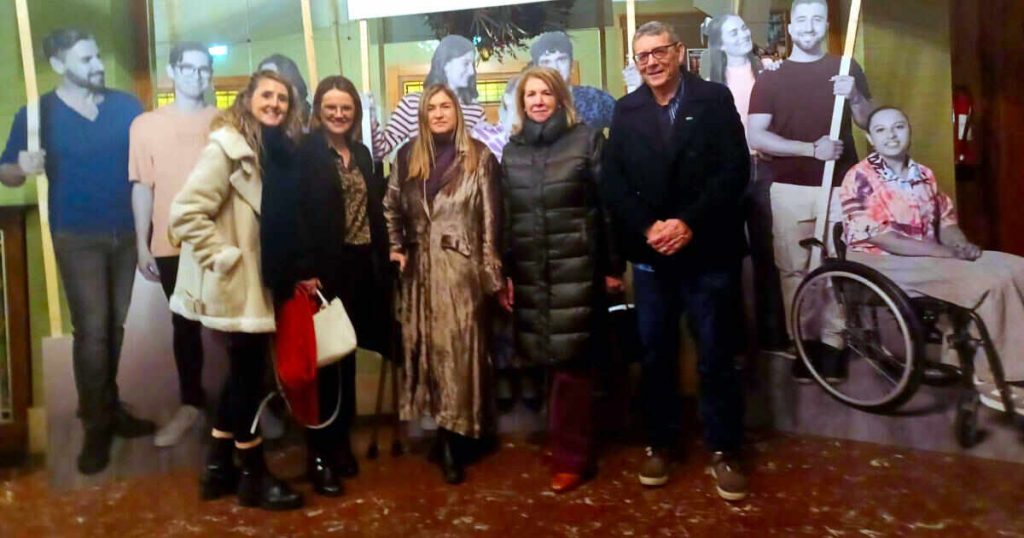 La presidenta de COCEMFE Asturias con otros asistentes al acto